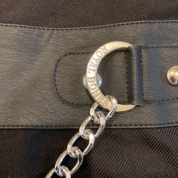 Black pleated skirt with silver chain - Picture 2 of 3